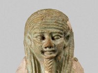 Aeg F 17  Aeg F 17, Spätzeit, Kopf eines Uschebtis, Hellgrüne Fayence, H 4,9 cm, B 5,3 cm, T 3,2 cm : Bestandskatalog Ägypten, Museumsfoto: Claus Cordes